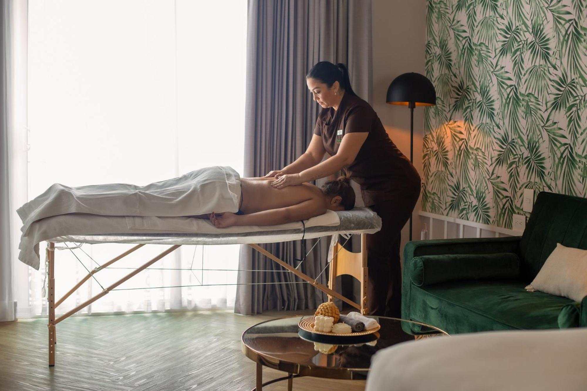 Hotel Faranda Collection Barranquilla, A Member Of Radisson Individuals Barranquilla  Esterno foto A massage therapist at work